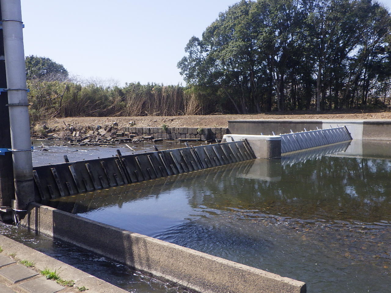 鋼製の扉体をゴム袋体で起立・倒伏させるハイブリッド式の起伏堰です。