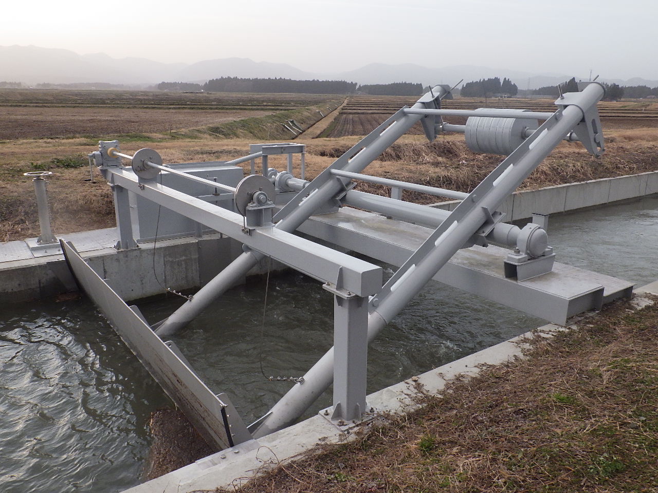 農業用水路などの水管理を、無人無動力で行うゲートです。