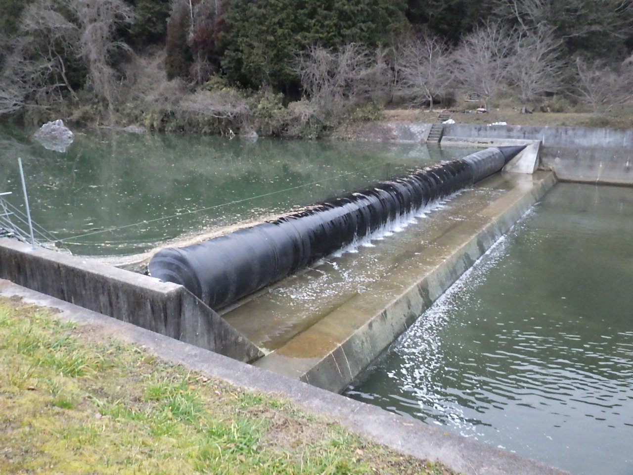河川に設置し、河川を横断するゴム袋体で嵩上げをして水深を確保するゲートです。
