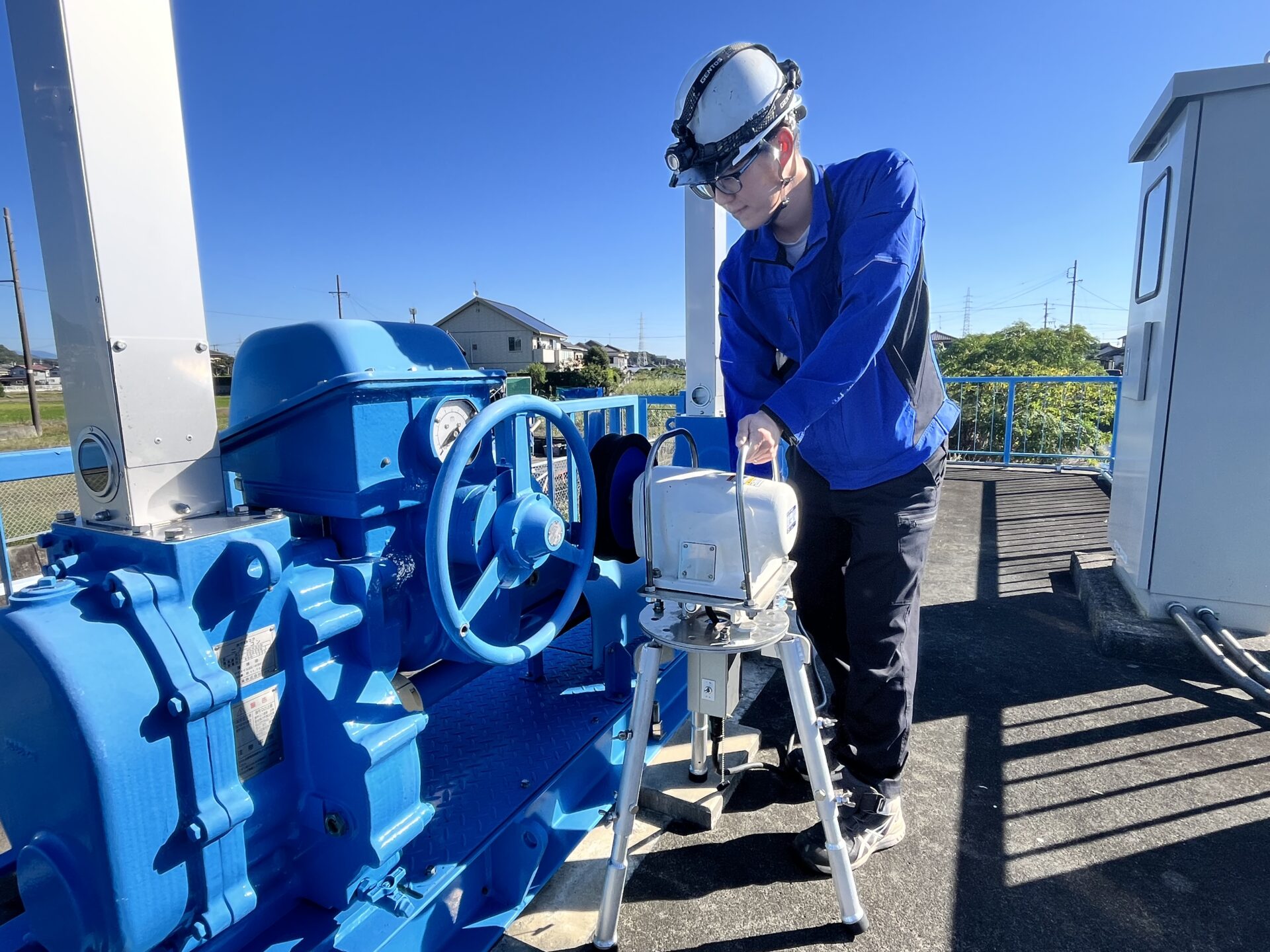 水門用開閉機の開閉操作をサポートする補助動力装置です。