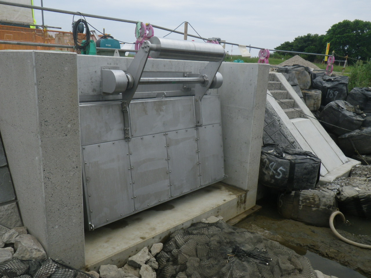 本川の水が支川に逆流して、支川を氾濫させない為の逆流防止樋門の一種で、出水時には水位を検知して自動で開閉を行うゲートです。