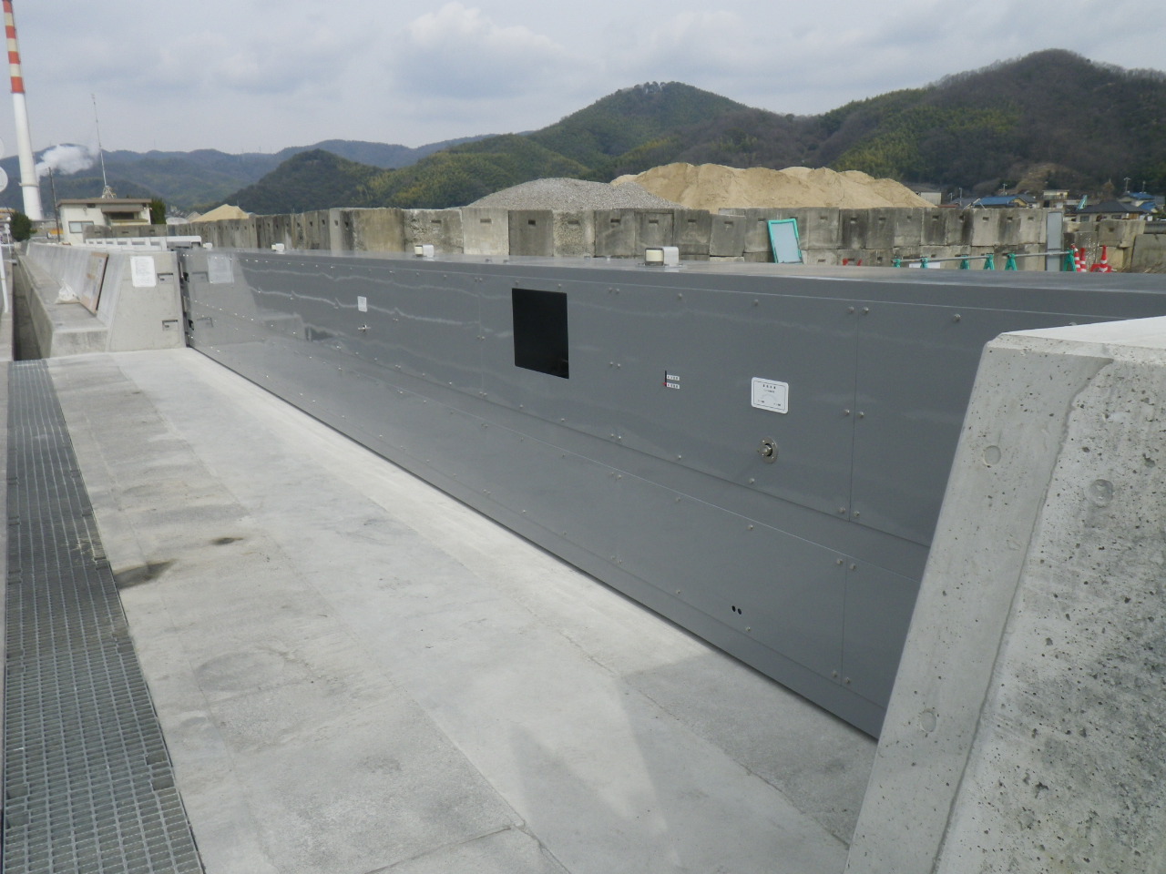 主に海岸の堤防開口部に高潮対策及び津波対策を目的とした、横開閉式のゲートです。