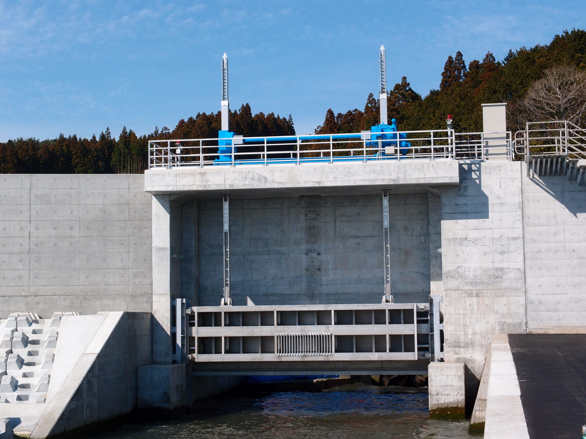 水門の開閉を行うための機器で、特にラック式は水門用開閉機に採用して以来50年以上の歴史を積み重ね、高い評価をいただいています。