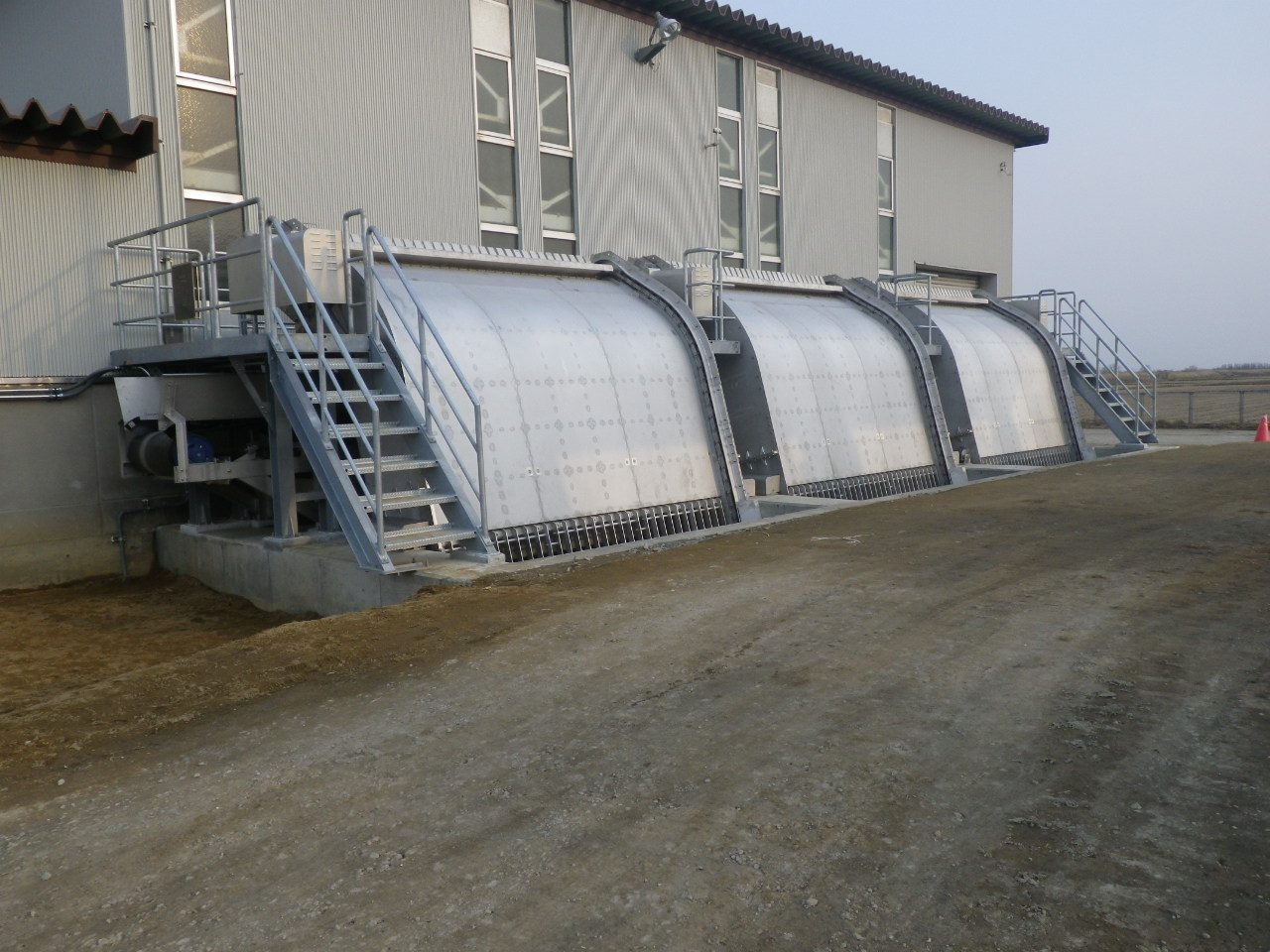 排水機場や揚水ポンプ場に設置され、塵芥類を除去し、ポンプのトラブルを防ぐ重要な設備です。